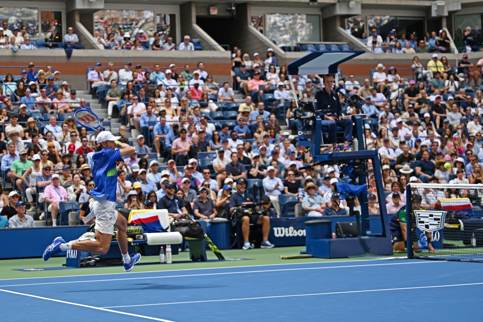 回球, 新华社记者