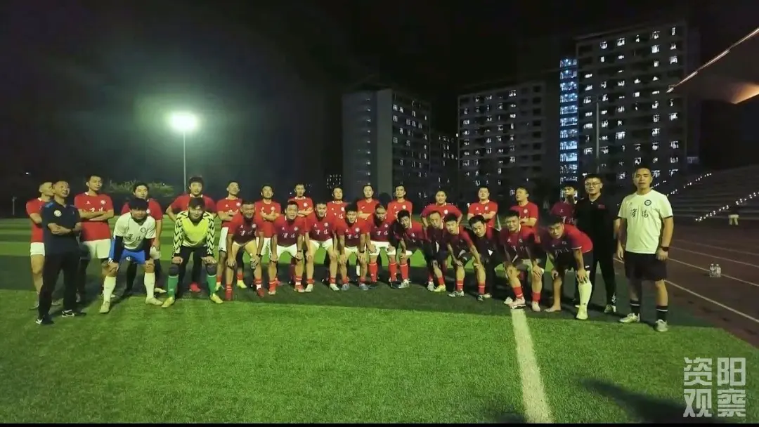 全媒体记者, 年龄跨度较, 员则围站在 全媒体记者, 年龄跨度较, 员则围站在