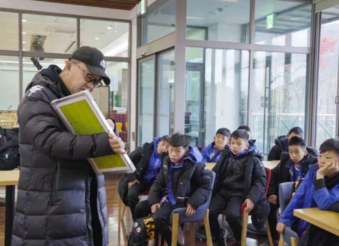 一些员工离 一些员工离